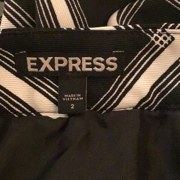 Express lined black white flare midi skirt size 2 - Picture 7 of 7